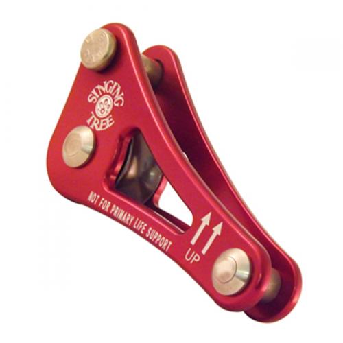 Rope Wrench Red ■特徴 アーボリストスタイルDRT(クローズドフリクションヒッチ)のロープワークでSRTができるツールです。 世界的に有名なリチャードハティエ氏がこのロープレンチ コンビネーションを制作し、ケビンベンガムがデザイン、ISC社が作製、と3社で共同開発されました。 ■仕様 大きさ : 縦 102mm　高さ51mm　厚さ 38mm 重さ : 128g 素材 : アルミニウム 対応ロープ径11mm〜13mm スリックピン付 プーリー付(1か所) ■注意 この製品の使用に関しては必ず使い方を熟知したうえでご使用ください