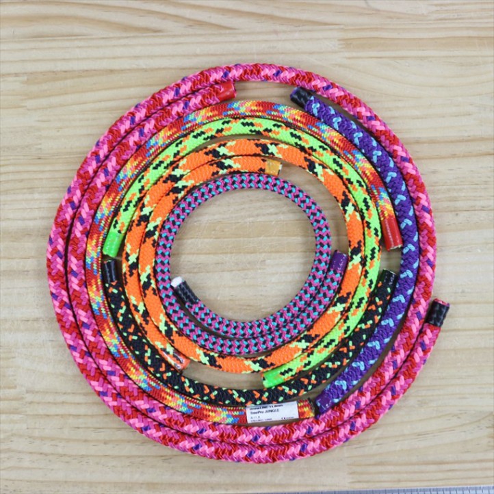 Assortment of ropes ■特徴 工房でロープ加工時に余ったロープを詰め合わせました。 サンプルロープ、ロープを縛る練習、愛犬のリード、アクセサリー作りなどの素材にも使えます。 ■内容 ・およそ20~90cmほどのロープ ・16，24，36ストランドなど ・1袋におよそ500g入り （注意点） ・ロープの種類・長さは選べません。 ・ロープの端は切りっぱなしで熱処理をしておりません。 ・返品、交換はご容赦ください。 上記をご理解の上、お買い求めください。