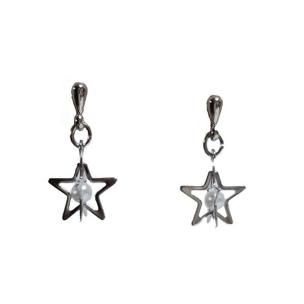 【18金ポスト　ティアーズヘブンセレクト】 立体の星の中にパール シンプルなミニピアス ポストは18金を使用しています。(キャッチは18金ではありません) 【サイズ】 約：縦1.8センチ 【材質】 メタル、パール、18金ポスト 中国製