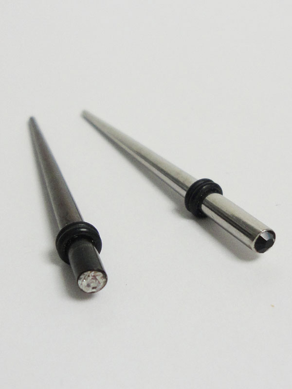 【セレクトボディピアス】 カラーはブラック、シルバー 【サイズ】 ゲージ：3〜8G 全長　約3.8センチ 【素材】 サージカルステンレス、ブラックコーティング、ガラス韓国製