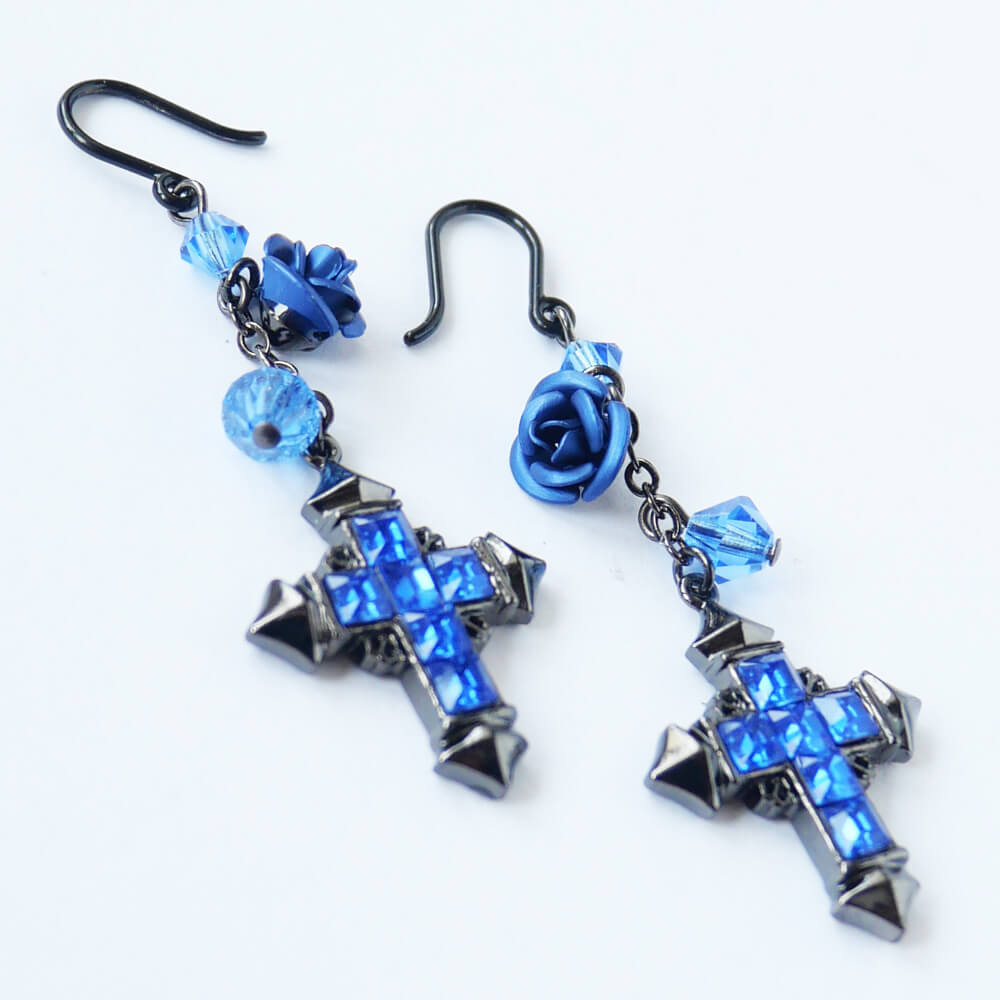 tearsheaven WEB SHOPの【樹脂ポスト】ゴシック 青薔薇 クロス ピアス サファイアブルー 十字架 ガンメタ レディース ノンアレルギー｜アングル3