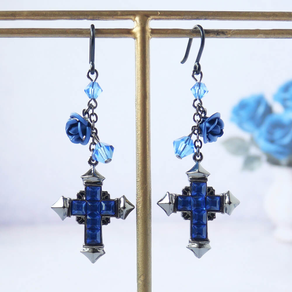 tearsheaven WEB SHOPの【樹脂ポスト】ゴシック 青薔薇 クロス ピアス サファイアブルー 十字架 ガンメタ レディース ノンアレルギー｜アングル2