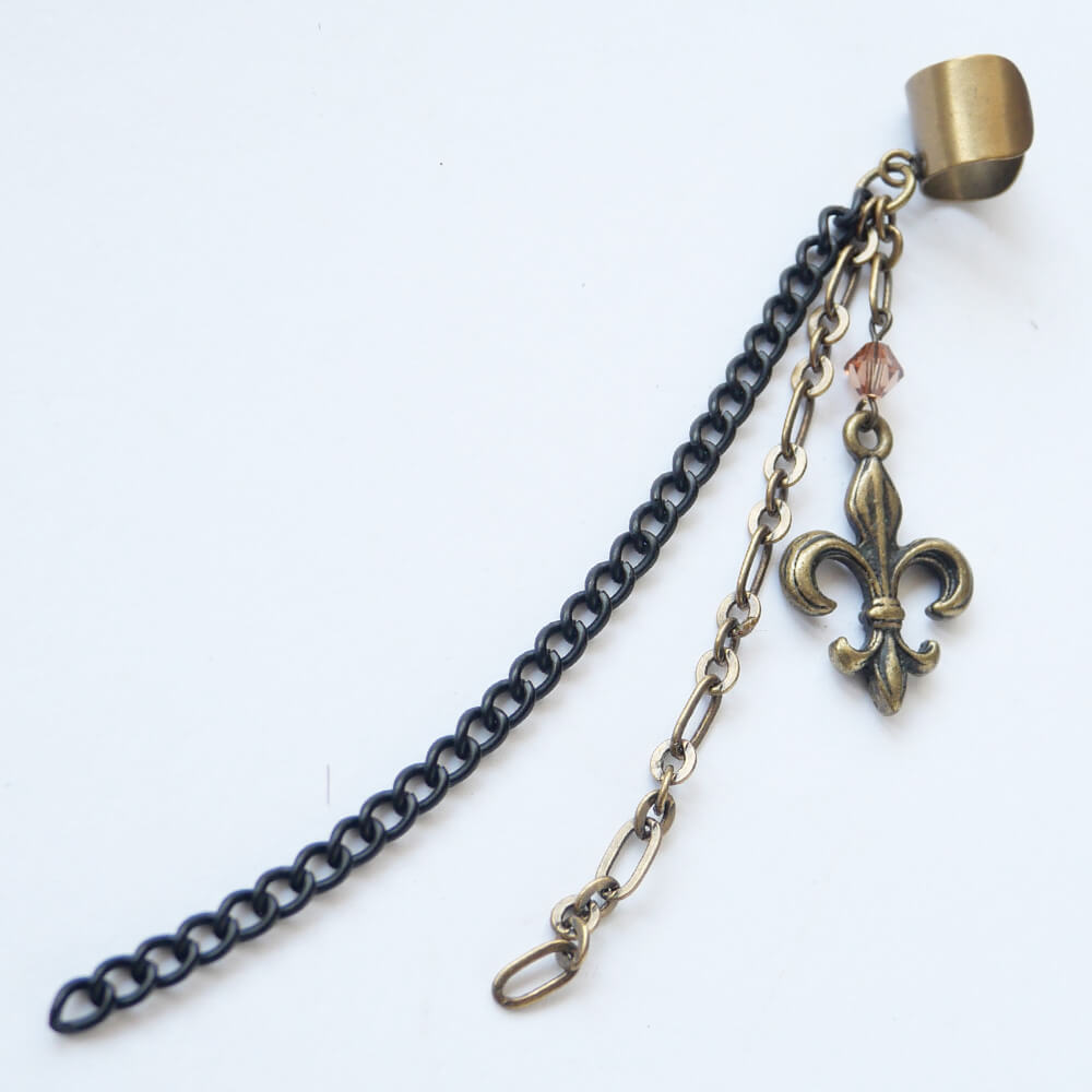 tearsheaven WEB SHOPの百合の紋章 チェーン イヤーカフ 片耳用 ブラック×アンティークゴールド ゴシック ハンドメイド｜アングル2