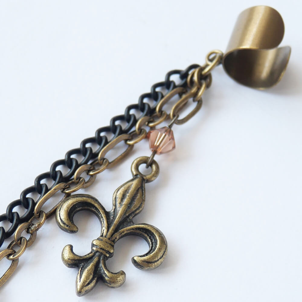 tearsheaven WEB SHOPの百合の紋章 チェーン イヤーカフ 片耳用 ブラック×アンティークゴールド ゴシック ハンドメイド｜アングル3