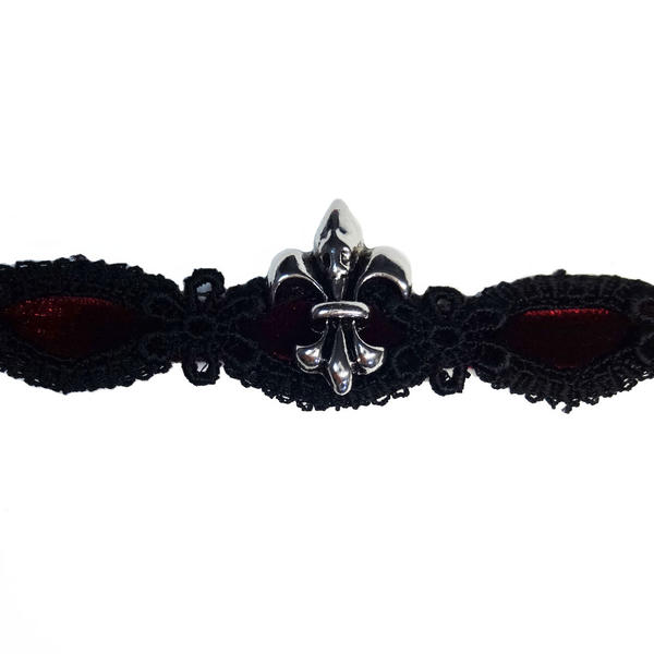 【tearsheavenオリジナルチョーカー】 百合の紋章パーツのレースチョーカー 留め金具を使わないロングリボンタイプ リボンは結んで使うタイプ ワインカラー×ブラック 【サイズ】 全長　約：98センチ 【材質】 キャスト合金、リボン 【...