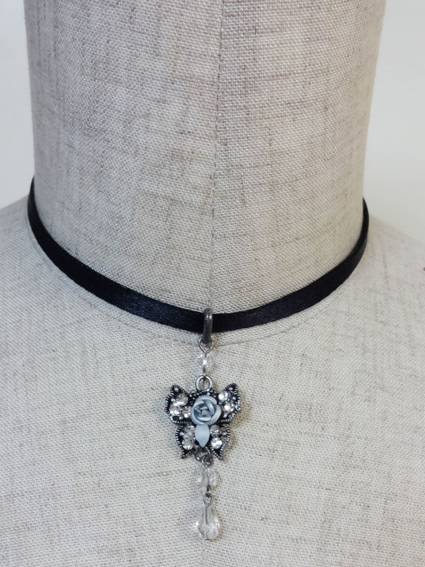 【tearsheavenオリジナル】 銀古美の蝶にグレーの薔薇 クリスタルビーズが輝く シンプルなサテンチョーカー 【サイズ】 首周り　約：30.5センチ+テール5センチ 蝶モチーフ　約：縦4.2センチ（ビーズ含む） 【素材】 キャスト合金...