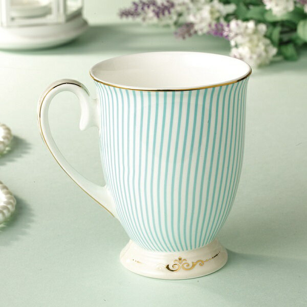 BONE CHINA Blue stripes 藍ライン マグカップ&ソーサー ボーンチャイナ 陶器 名称藍ライン マグカップ&ソーサー ボーンチャイナ　ギフト サイズカップ口直径：8.5cm　高さ11cm　重さ：外装500g　付属：専用ギフト箱 色白xブルー　ゴールドライン 原産国中国 材質(メーカー)BONE CHINA 商品説明上品な美しいブルーライン、陶器の材質はボーンチャイナ。美しい白色に、上品なブルーが優雅なティータイムを演出します。 販売者teatimemaster&nbsp; &nbsp; &nbsp; &nbsp; &nbsp; &nbsp;Williamson Tea&nbsp; &nbsp; 　　 Aクラシック 紅茶セット&nbsp; &nbsp; &nbsp; &nbsp; &nbsp; &nbsp;Williamson Tea&nbsp; &nbsp; B エレファント缶 紅茶セット&nbsp; &nbsp; &nbsp; &nbsp; &nbsp; &nbsp;Williamson Tea&nbsp; &nbsp; &nbsp; &nbsp; C クリスマス贈り物　ギフト BONE CHINA Blue stripes 藍ライン マグカップ&ソーサー