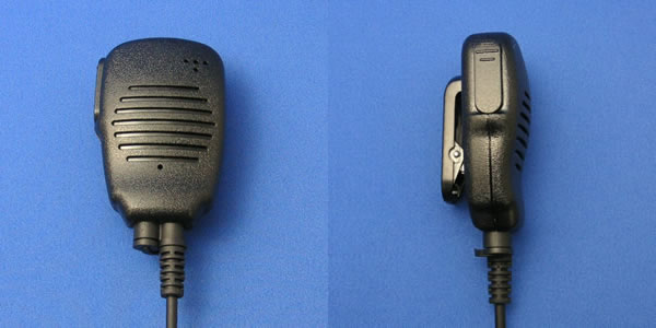 防水型スピーカーマイク EK-404Wアイコム【IC-UH35 IC-DU55C IC-D50】対応 製品特徴 防水保護等級5（あらゆる方向からの噴流水(12.5l/min)に対しての保護) マイクを咽喉部に圧接すれば騒音下での使用が可能 PTTスイッチは防塵型のタクトスイッチを使用 防水とイヤホンジャックの不良を防止するプラグホルダー 防水と振動マイクを形成するマイクホルダー ステンレス製回転クリップ 使用上の注意 雨に濡れた際、フロントケース内の防塵布に水が付着し音量が減衰しますので、本体を振って水を切ってご使用ください。 主な仕様 メーカー名 有限会社エコ・テクノ 寸法（突起物含まず) 48.5(W)×72.5(H)×D22.5(D)mm 重量 約60g イヤホンジャック 2.5φ 対応イヤホン ME-101 , ME-147 , ME-150 マイクユニット 形式 無指向エレクトレット・コンデンサ・マイクロホン（ECM） インピーダンス 2.2KΩ±30% 感度 −62±4dB (0dB=1Vubar/1.0KHz, RL: 1.0KΩat 4.5V) 周波数範囲 20〜5000Hz スピーカーユニット 形式 ダイナミック型 インピーダンス 8Ω±20% 感度 82±3dB 周波数範囲 50〜4000Hz 定格入力 500mW 最大許容入力 1W（最大）楽天ランキングを受賞しました！