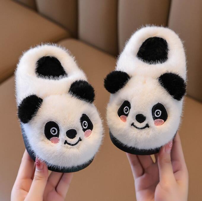 Rakuten - 送料無料 ルームシューズ キッズ パンダ　もこもこ 冷え対策 寒さ防止 スリッパ 子供 室内履き あったか フェイクファー ファースリッパ 子供スリッパ 室内スリッパ 冬スリッパ 厚底 あったか 暖かい 防寒対策 可愛い 女の子