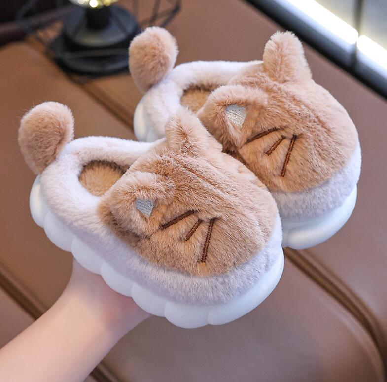 商品詳細 商品内容 スリッパ 商品特徴 スリッパ 仕様 付属品：無し 素材:ゴム 生産国：中国 サイズ サイズ（cm）： 18.5cm 19.5cm20.5cm 21.5cm 22.5cm ●形、色、質感が、商品ページ上と実物で異なって見える場合がございます。予めご了承くださいませ。 商品について： ※製造中（縫製、染色など）により商品において色味や柄、サイズに若干の誤差や、生地を織る際に糸の継ぎ目や多少のほつれ等が生じる場合がございますが、品質上の問題ではございませんのでご了承の上お買い求めくださいませ。 ※手作り商品でございますから、画像と若干異なる場合も御座います。 ※モデルに使用している小物、アクセサリ等はセット内容に含まれません。 ※発送上の状態によって商品がシワになる場合がございます。予めご了承くださいませ。 発送について： ※即納商品以外で、メーカーから取り寄せを致しますので、7日間前後お時間を頂いております。 ※在庫確認、配送状況、休日を間にする事により、予定より遅くなる可能性がございます。 ※当店ではラッピングのサービスを行っておりません、ご了承くださいませ。 メールについて： ※メール返信とご注文対応は、平日10：00〜18：00頃に対応しております。 ※携帯メールでの登録は迷惑メールによりメールが届かない場合がございます。 返品について： ※返品ご希望の際は商品到着から7日以内に必ず当店までご連絡をお願いいたします。 ※ご連絡がない場合の返品はご遠慮ください。 ※ご連絡を頂けましたらスムーズに対応できますので、ご協力いただけますようお願い申し上げます。送料について※★複数在庫、追加可、何点でも同梱配送は可能です。北海道・沖縄・離島への配送は商品によって異なる別途送料がかかります。
