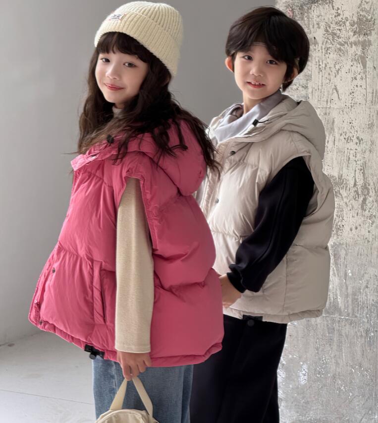 Rakuten - ダウンベスト キッズ ダウン90％　女の子 男の子 フード付き ジレ 冬服 暖かい アウター 可愛い 韓国子供服 コート 厚手 トップス 防寒 姉妹 兄妹 お揃い おしゃれ 幼稚園 小学生 通園 通学 120 130 140 150 160　170cm