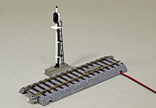 ・直線線路のS123と同じ長さの線路(木枕木仕様)の左側面に、3灯式信号機を設置。 ・1基ごとの単独動作タイプ。電源は既存の#24-844自動信号機電源を使用、#24-845信号機延長コ-ド(90cm)も使用可能。 ・タッチセンサー+タイマー方式により、車両の通過に伴う点灯動作を再現。 ・レール通電が信号機に対して逆進時は「赤」、無通電時は「青」が点灯。 ・信号機の増設用に、道床の裏側にコネクター出力端子を装備。信号機どうしを直列に配電できるので信号機の増設も簡単。 ・DCCにも対応。道床の裏側にあるスイッチを切り替えることで簡単に使用可能に。 (点灯動作は車両の進行方向に関わらず常時「青」、車両通過により「赤」→「黄」→「青」に切り替わります。) 【関連商品】 カトー 24-848 停止信号ボタン カトー No24-844/自動信号機 電源 カトー 24-845 信号機延長コード(90cm)