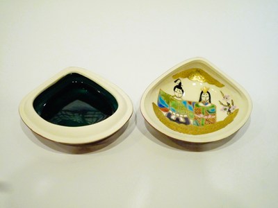 【送料無料】【茶道・茶道具】【表千家・裏千家】【中古】茜地雛人形文蛤香合　城岳