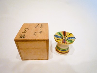 Rakuten - 【茶道・茶道具】【表千家・裏千家】【中古】色絵矢車　蓋置　城岳