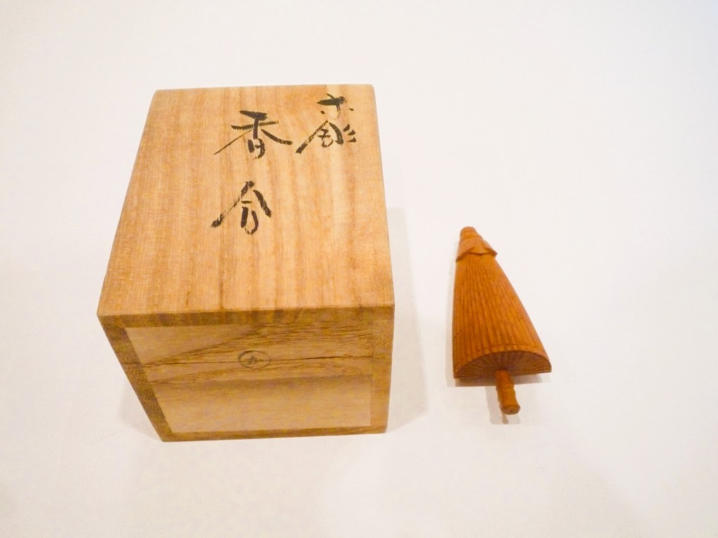 Rakuten - 【送料無料】【茶道・茶道具】【表千家・裏千家】【中古】傘香合　一刀彫　五山