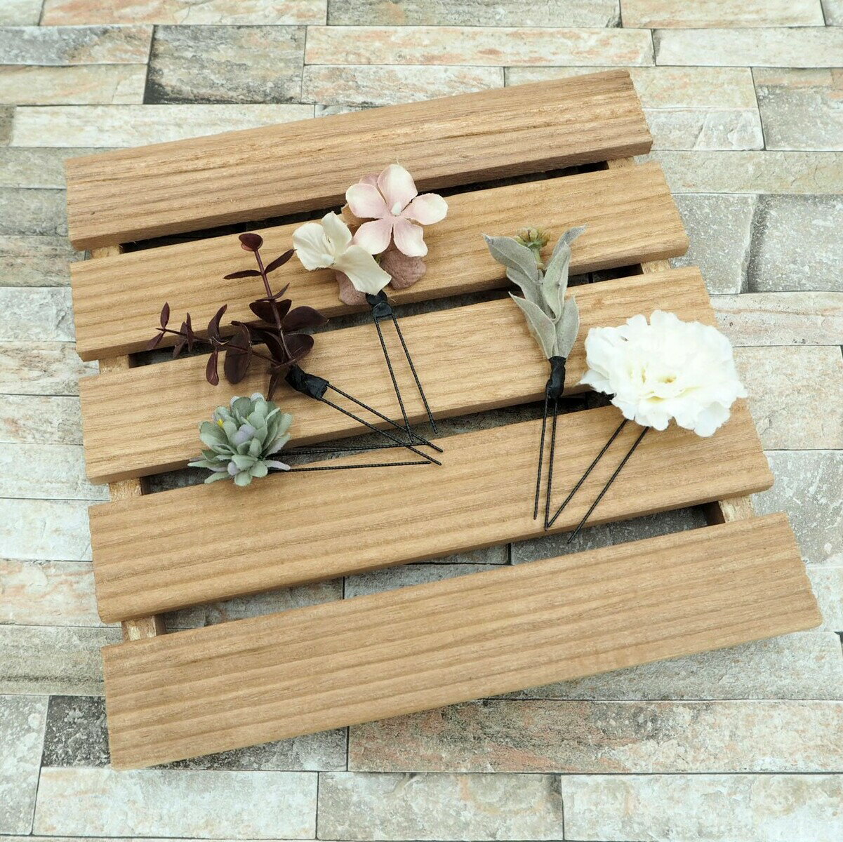 商品情報素材/材質ポリエステルレーヨンサイズ/寸法約11センチ×3センチ 注意モニター発色の具合により色合いが異なる場合がございます。成人式 髪飾り 白 ドライフラワー 浴衣 卒業式 5点セット あじさい ウエディング 赤 uピンタイプの髪飾りになりますので様々なデザインに使用可能です。 2