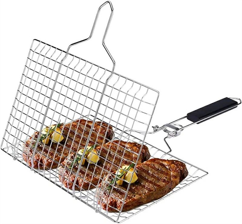 この商品について 【高耐熱性＆耐久性】バーベキューネットは高品質ステンレスを採用され、無毒無害、エコで安全、耐熱性が優れ、熱伝導が良く、バーベキューを美味しく出来上がります。焼き網はステンレス製で錆びにくく、肉や野菜を焼き際、焦げ付きにくい、お手入れが簡単です。 【大容量＆3人サイズ】バーベキューネットは幅32cm、大容量で1-3人分の食材焼き対応可能です。肉、鶏肉、トウモロコシ、ジャガイモ、ねぎ、エビ、魚などを焼くことができます。休日、大容量焼き網を持ち運び、ご家族、友人と一緒にキャンプ場、家の庭などの場所でBBQを楽しめることができます。 【片付け簡単＆繰り返す使用可能】バーベキュー網はステンレス製で表面には油が付着しにくくて、暖かい石鹸水で汚れが簡単に落ちれます。お手入れが簡単で何度でも繰り返す使えます。 【軽量＆コンパクト】バーベキュー 網は軽量で、しかも折り畳み式使用しない時、スペースを取らなくて、簡単に収納でき、コンパクトで持ち運びが簡単です。 【BBQを楽しめる】自宅だけではなく、アウトドアでも美味しいバーベキューディナーを簡単に楽しむことができます。鶏肉、豚肉、魚、ビーフなど肉類はもちろん、パン、野菜なども焼くことができます。また焼き網が折り畳み式で持ち運び便利で、休日ご家族、友人と一緒に公園、家の庭でBBQを楽しめることができます