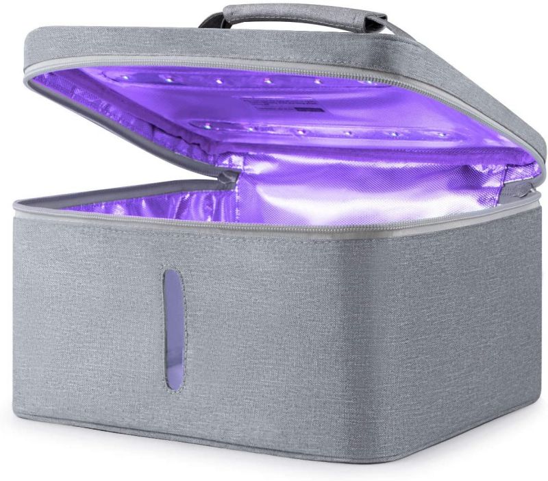 効率的なUV LEDランプ：このUV消毒バッグは12個紫外線殺菌LEDランプが付き、ワンタッチで5分に素早く下着などを消毒できます。紫外線消毒LEDランプの強度は太陽の強度の20倍以上で、効率的に黴菌、カビ、虫卵、寄生虫など99.99％の細菌を殺します。消毒された服は太陽にさらされた服のきれいなにおいを嗅ぐことができます。感染を避けて健康的な生活を過ごします！ 360度全面的な保護：この下着滅菌バッグは反射フィルムを備えて、普遍的なサポートのために360度全面的な保護を提供できて、各消毒ニーズが満足できます。下着の紫外線消毒に加えて、ヘッドフォン/補聴器/聴診器/義歯/歯ブラシ/美容ツール/哺乳瓶/おもちゃ/フォーク/ナイフ/メガネ/ジュエリー/キーにも使用できます。 優れたデザイン：タイマー機能搭載して、定時モードがあります（5分間内）。素早く消毒でき、シャワー後すぐ消毒された下着を穿けます。一つボタンのみワンタッチで消毒設定できます。蓋を開けて、紫外線消毒LEDランプは自動的に閉めてユーザーの目に損害がありません。 おしゃれで持ち運びやすい：可愛くでおしゃれなデザインどんなインテリアにもこの消毒バッグがマッチします。コンパクト設計で生活の邪魔にならなくで持ち運びやすいです。収納ボックスと消毒バッグとして使えます。外出する時下着はこの消毒バッグに収納して、ホテルの黴菌の汚染から避けます。安全で快適な生活を楽しむことができます。 簡単な操作：スタイリッシュで便利、そして静か！ワンボタン操作と自動シャットダウン機能により、消毒は5分以内に完了します。青色のライトは紫外線消毒機能がオンにすることを示します。この製品は防水、耐油性素材を使用しており、消毒された物が再度汚染されることを避けます。簡単に分解して洗いやすいです。 包装はあくまで商品を保護するためのものであり、 輸送時の衝撃等により包装は変形・破損してしまう場合がございます。誠に申し訳ございませんが、包装の破損は品質保証の範囲外となりますこと、何卒ご容赦ください。 箱は梱包材として扱われ、商品本体には含まれません。 ○使用上の注意事項○ ◆商品写真はできる限り実物の色に近づけるよう徹底しておりますが、 お使いのモニター設定、お部屋の照明等により実際の商品と色味が異なる場合がございます。 ◆製品寸法は手測りのため誤差が生じる可能性がございます。ご理解いただければ幸いです。 ※改造/本来の目的以外/強い衝撃などはお控え下さい。 ※仕様は予告なく変更する場合があります。 ※生産により細かい点で雑に見えるものがございます。不良品ではありません。 ○以上を了承の上、ご購入ください○