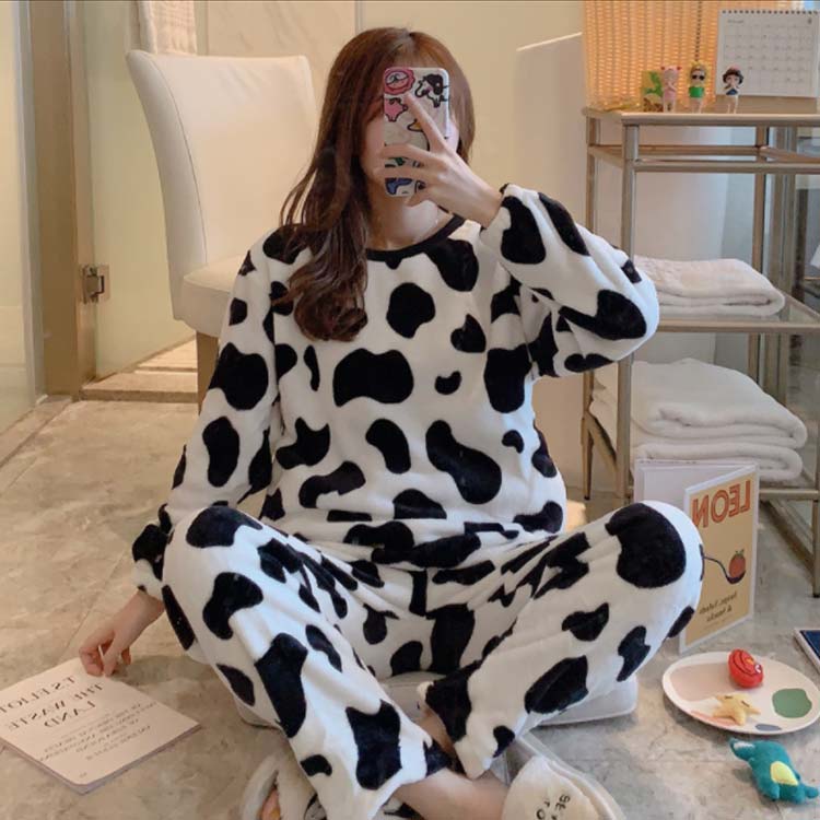 トップス＋ロングパンツ、ルームウェアとして使用のはほどんと、上下セットですぐにお出かけするのも可能です。ふわふわの毛布のように全身を暖かく包んでくれます。裏起毛パジャマの上下セットだから全身を柔らかく包み込んでくれてぽかぽかです。ルームウェアでの上下セットです。肩こりの方は冬用のパジャマが重く感じてしまいがちですが、これは厚手のブランケットみたいなふわふわ素材でありながら、とにかく軽く着心地がいいんです。裏側も起毛のふわふわ生地なので、肌触りもよく寒さが苦手な方におすすめできるパジャマです。このままでも暖かいですが、インナーを着込んでもゆったり暖かく着ていただけます。 サイズ M L XL 2XL サイズについての説明 肩幅/バスト/袖丈/ヒップ Mサイズ:52/80/42/84　お勧め体重40-50kg Lサイズ:54/84/44/88　お勧め体重50-55kg　 XLサイズ:56/88/46/92　お勧め体重55-60kg　 XXLサイズ:58/92/48/96　お勧め体重60-65kg 素材 ポリエステル 色 ホワイト 備考 注意★洗濯時、色落ちがございます。他の物とのお洗濯もお控えくださいませ。湿気を含んだ状態や水を含んだまま放置しないでください。この製品は洗濯で若干縮むことがあります。洗濯機は使用できません。※ベージュ×モカのみ使用糸の関係上、風合いが少々異なります。 ●綿混合商品は洗濯時に多少縮む事がございます。 ●本製品は生産過程におきまして、生地を織る際の糸の継ぎ目や多少のほつれが生じることがありまが、品質上は問題ありません。また、生地の織りに他繊維が混紡している場合もございます。▼色落ちの恐れがございますので、他のものとは分けて洗濯してください。▼タンブラー乾燥はお避け下さい。▼洗濯の際は他の物と区別して、漂白剤を避け、手洗いを お勧めします。 この商品を購入された方のレビュー すべてのレビューを見る（3件） ⇒このショップのレビューを見る 総合評価 4.33 きょろっち283さん　70代以上/女性 評価 5.00 投稿日：2024年02月25日 モコモコでとても可愛い商品です 牛柄好きは絶対買うべきです&amp;#9825; メンズサイズもあれば彼氏とお揃いで着たいな&amp;#9825;　 自分用 tuhi1415さん　40代/女性 評価 4.00 投稿日：2022年02月19日 娘に！ 中学1年の娘に！ 151センチ41キロの体型で、ぴったりでした。 フカフカで暖かくて、気に入っています。　 子供へ 購入者さん　 評価 4.00 投稿日：2021年12月12日 気に入りました? 着心地、肌触りは気持ちよく、着ていて暖かいです。伸縮性がない生地のため、普段より1、2サイズ大きいものがリラックスするには丁度いいのかなと思います。ちなみに身長158cmくらい・体重52kgくらい・CorDカップ・おしりが大きめな体型の私はXLで幅も丈もいい感じでした。汗を吸いにくいので、寝ている間によく汗をかく方は『寝汗による冷え』に注意です。普通に洗濯しても、生地が薄っぺらくなったり毛玉...　…続きを読む エコバッグ 折りたたみ トートバッグ 買い物バッグ 大容量 コンパクト 軽量 おしゃれ レディース メンズ 軽い 洗える 洗濯 かわいい プレゼント 旅行 サブバッグ トート 便利グッズ 男女兼用 価格1,740円 野菜 果物 収納バッグ ベジバッグ ネットバッグ 編みバッグ エコバッグ 壁掛け 吊るせる 洗える メッシュバッグ 収納 ボール ベジバッグ プールバッグ キッズ エコバック 野菜 保存 折りたたみ コンパクト 価格1,360円 リュックインバッグ 縦型 トートバッグ バッグインバッグ 大容量 おしゃれ レディース メンズ 男女兼用 インナーバッグ ポケット 自立型 整理 収納グッズ かわいい おしゃれ 便利 大容量 価格2,320円 猫用ブラシ 犬用 ペットブラシ グローブ 手袋 1ペア 猫 抜け毛取り 脱毛対策 グルーミング 被毛ケア 除毛 マッサージ クリーナー ブラシ手袋 ペットくし コーム お手入れ 価格1,430円 このショップの商品ランキング 位 円 (不良品についての説明基づいて掲載しています 不良品についての説明基づいて掲載しています メーカー希望小売価格はメーカーカタログに基づいて掲載しています