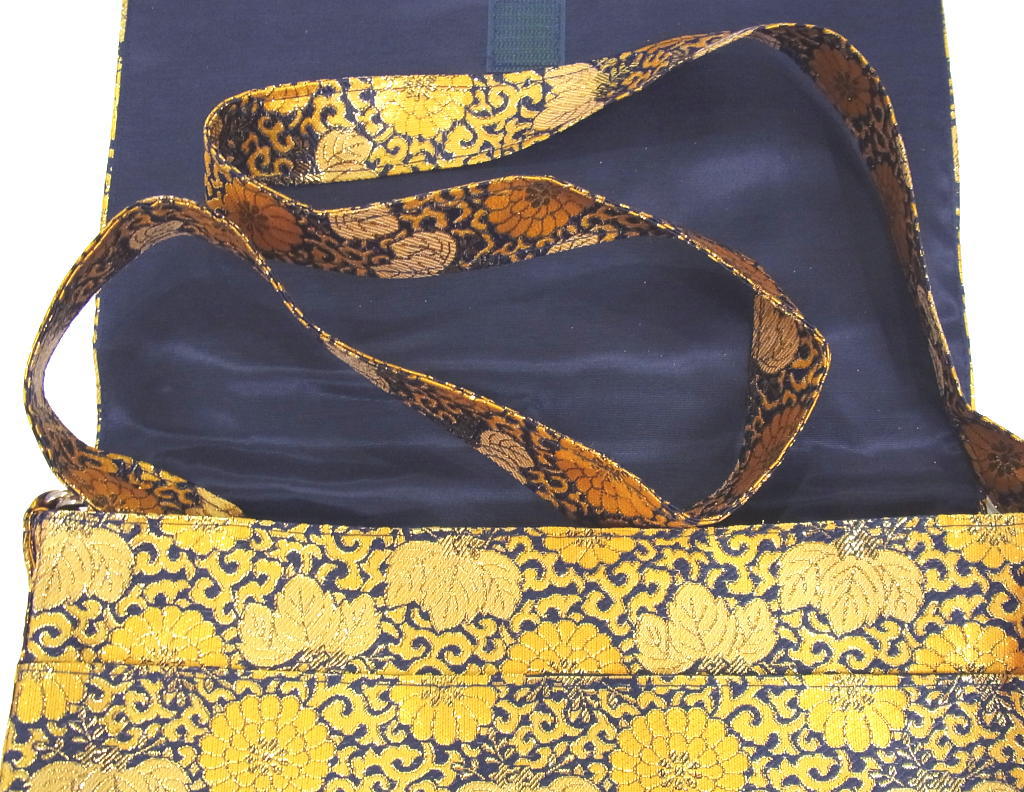 きらびやかな金襴布地の頭陀袋ズタ袋（山谷袋）【唐草菊柄・紺色】当店の定番商品です。(お遍路さんの巡礼・巡拝・参拝のお供に)［お遍路グッズ］［お遍路用品］