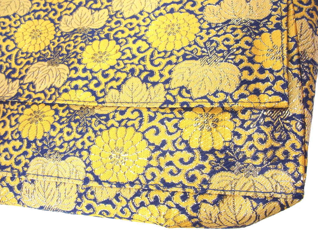 きらびやかな金襴布地の頭陀袋ズタ袋（山谷袋）【唐草菊柄・紺色】当店の定番商品です。(お遍路さんの巡礼・巡拝・参拝のお供に)［お遍路グッズ］［お遍路用品］