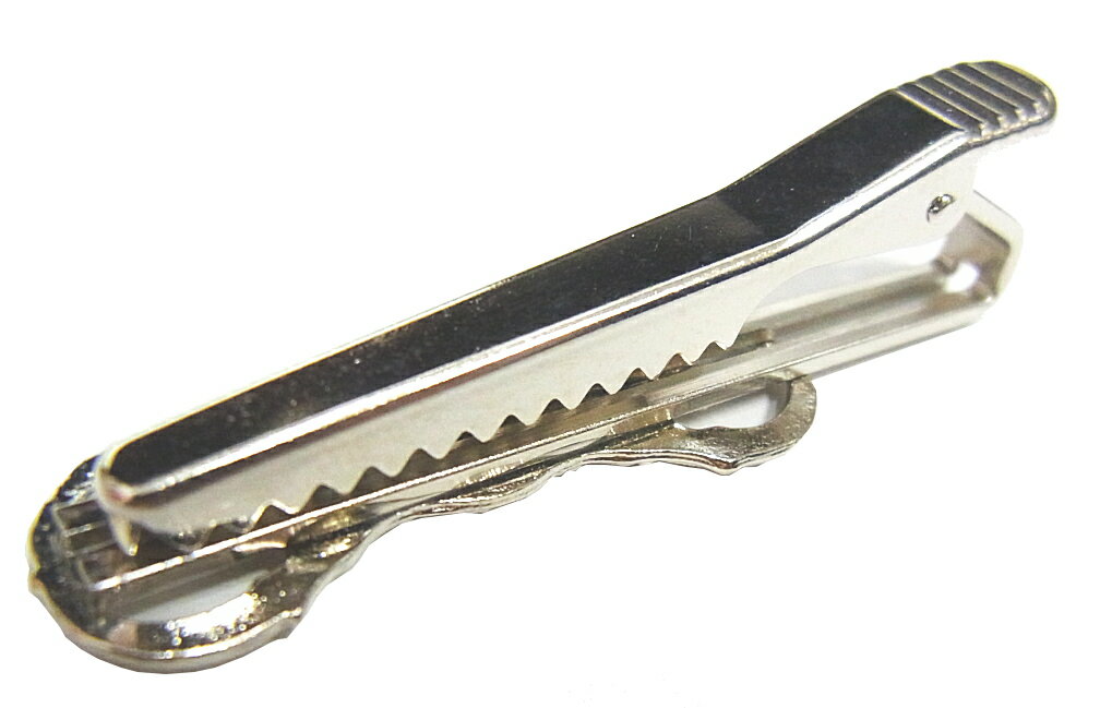 四国八十八ヶ所用輪袈裟止め【三鈷杵銀色】＜首の後ろで白衣にとめて固定するタイプ＞【襟止め】【首止め】【襟ドメ】【首ドメ】【輪袈裟留め】【輪袈裟ドメ】(お遍路さんの巡礼・巡拝・参拝のお供に)［お遍路グッズ］［お遍路用品］