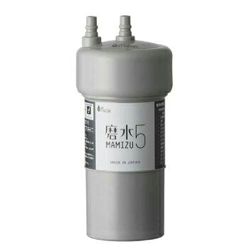 送料 送料無料 ※沖縄県・離島は無料の対象外です。 J217P-K2 製品情報 アンダーシンクタイプの浄水器磨水5 17項目の有害物質を除去、フィルターは2年交換 【材質】 ABS樹脂・ポリエチレン・ポリプロピレン・圧縮固形活性炭 【カートリッジの交換時期の目安】 24ヶ月（1日13.7Lとして） 【浄水能力】 10,000L 【寿命設定流量】 2L/分 【包装サイズ】 105X105X235(mm) 【重量】 約770g 20220611 1170磨水5のフィルターは不織布層・圧縮固形活性炭層・ポリエチレンろ過層の3つで構成されています。 まず、不織布層で鉄サビなどの大きなゴミを取り除きます。 次に圧縮固形活性炭層では、残留塩素やトリハロメタンなどの有害物質や有機化合物の除去。 濁りやカビなどの匂いなども除去します。最後にポリエチレン製の仕上げろ過層で活性炭の流出を防ぎます。 圧縮固形活性炭とは、微細なマイクロ活性炭を固形化したもの粒状活性炭のおよそ2.7倍の表面積があるため有害物質の除去能力が高くフィルターが長持ちします。 また、活性炭の特徴として有害物質は吸着しますがミネラル成分は水の中に残したまま風味豊かで美味しい水になります。 磨水5で除去できる有害物質は17項目。家庭用品品質表示法で定められている13項目はもちろん、浄水器業界で定められた4項目も高度に除去します。そして総ろ過流量は1万リットル！たっぷり使えます。フィルター交換は2年に一度でOKです。 UZC2000 BUC12001 等と互換性がございます。