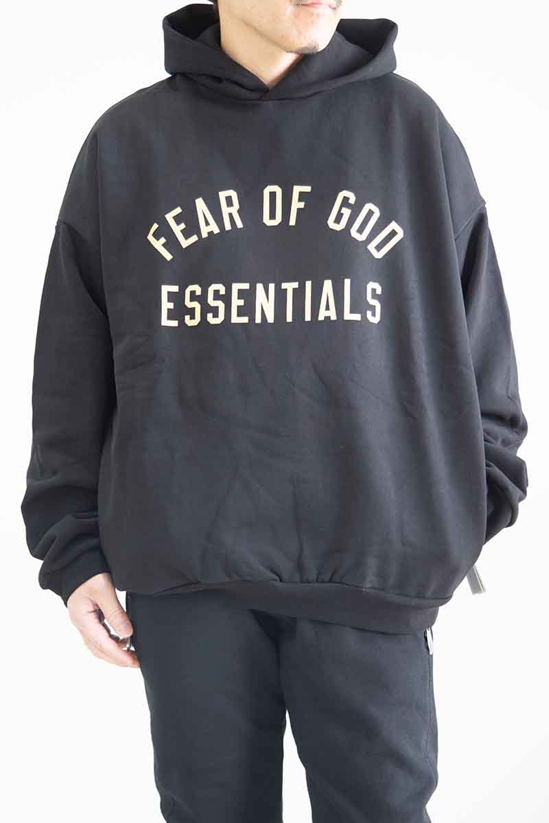 送料無料 トップス FEAR OF GOD FOG ESSENTIALS フィアオブゴッド エッセンシャルズ 24FW ARCH LOGO SWEAT HOODIE / ブラック 返品交換不可