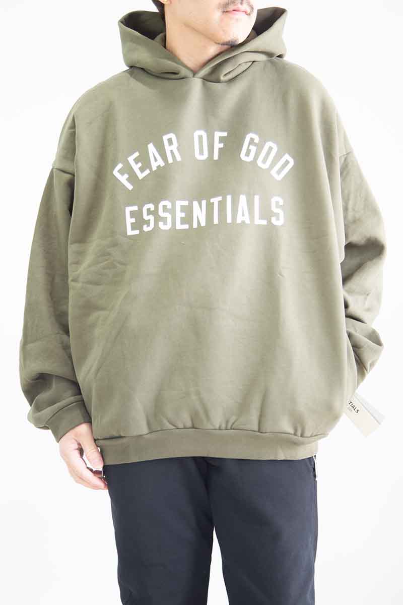 Rakuten - 送料無料 トップス FEAR OF GOD FOG ESSENTIALS フィアオブゴッド エッセンシャルズ 24FW ARCH LOGO SWEAT HOODIE / MILITARY 返品交換不可