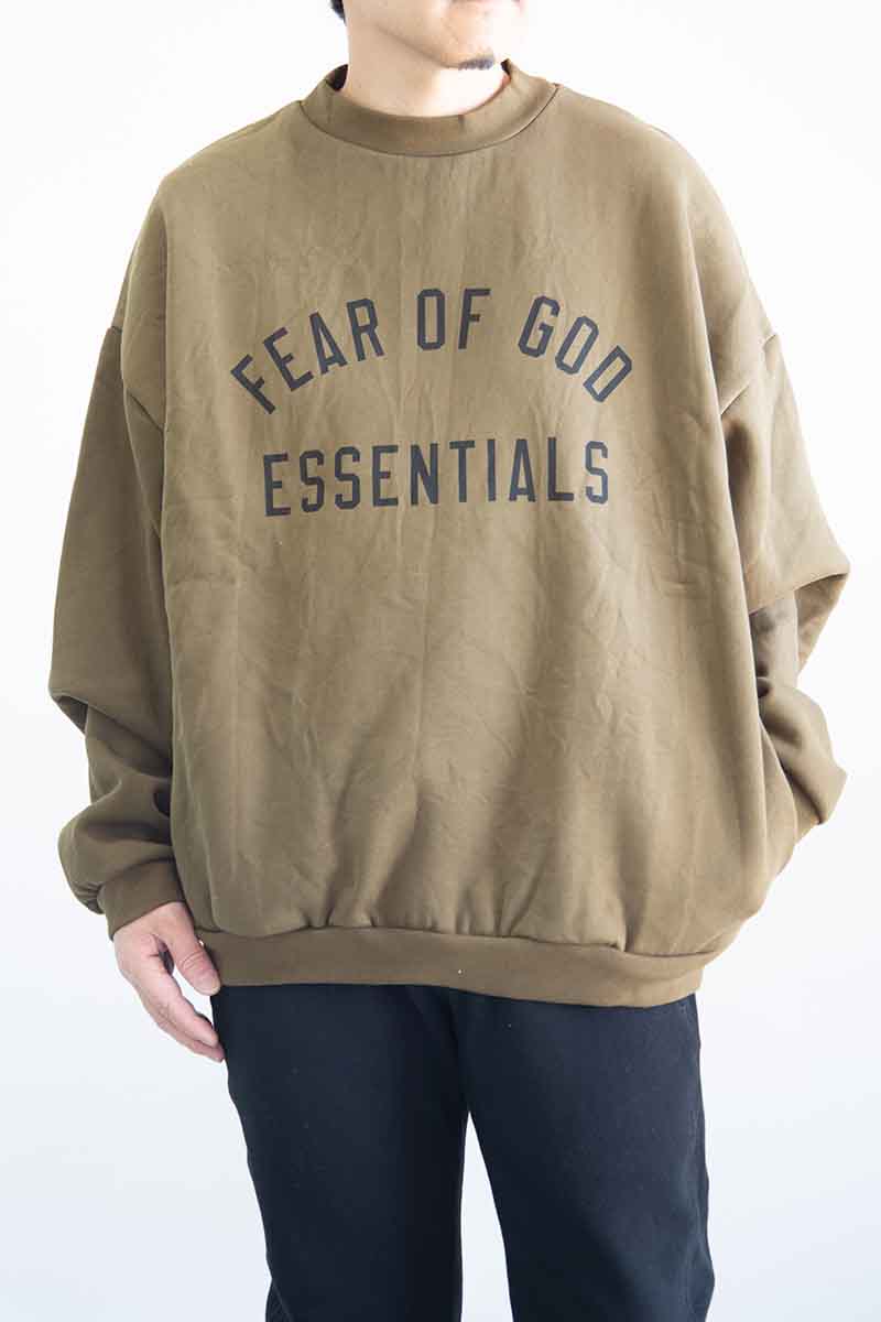 送料無料 トップス FEAR OF GOD FOG ESSENTIALS フィアオブゴッド エッセンシャルズ 24FW ARCH LOGO CREW SWEAT SHIRTS / オリーブ 返品交換不可