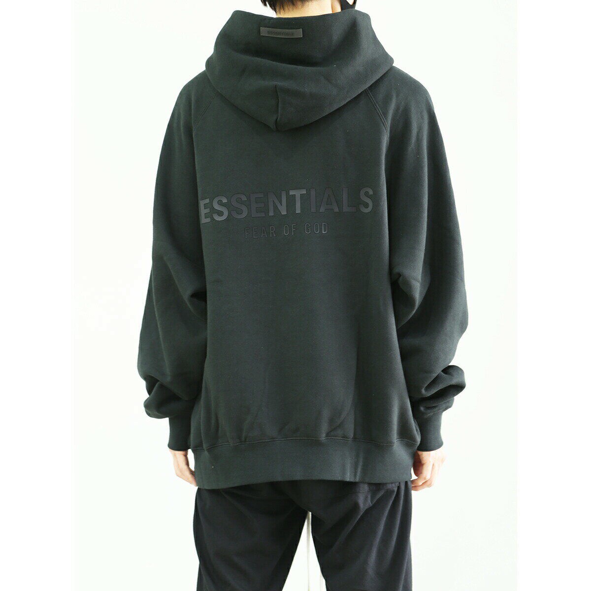 Rakuten - 送料無料 トップス FEAR OF GOD FOG ESSENTIALS フィアオブゴッド エッセンシャルズ BACK LOGO HOODIE (RUBBER) / ブラック 返品交換不可