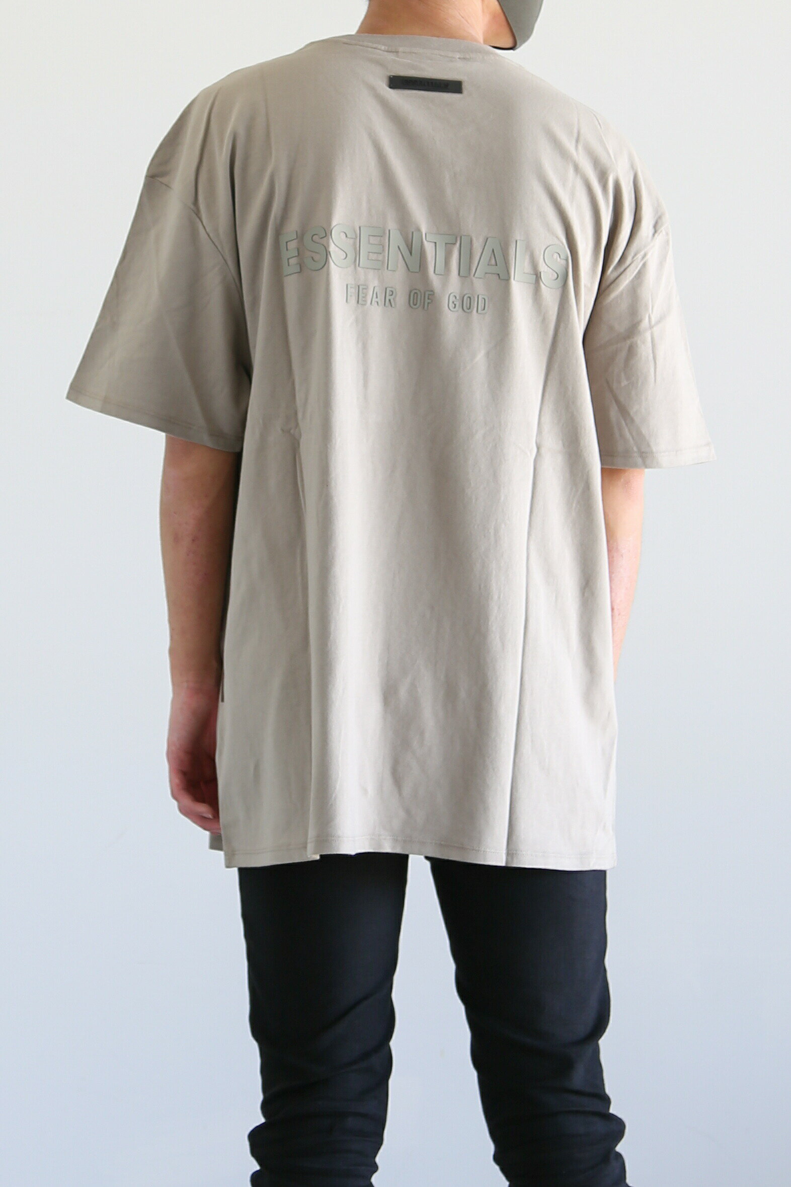 樂天商城 - 送料無料 トップス FEAR OF GOD FOG ESSENTIALS フィアオブゴッド エッセンシャルズ 21SS BACK LOGO S/S TEE / モス 返品交換不可