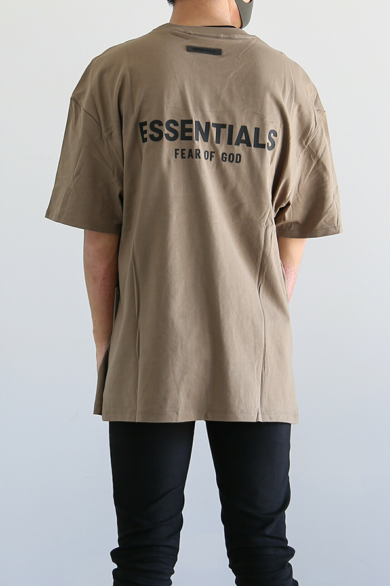 送料無料 トップス FEAR OF GOD FOG ESSENTIALS フィアオブゴッド エッセンシャルズ 21SS BACK LOGO S/S TEE / トープ 返品交換不可