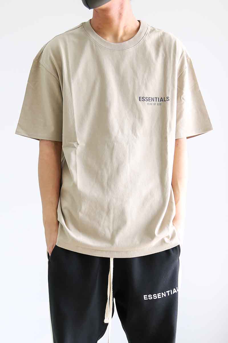 セール商品 30%OFF トップス FEAR OF GOD FOG ESSENTIALS フィアオブゴッド エッセンシャルズ ONE POINT S/S TEE / タン 返品交換不可