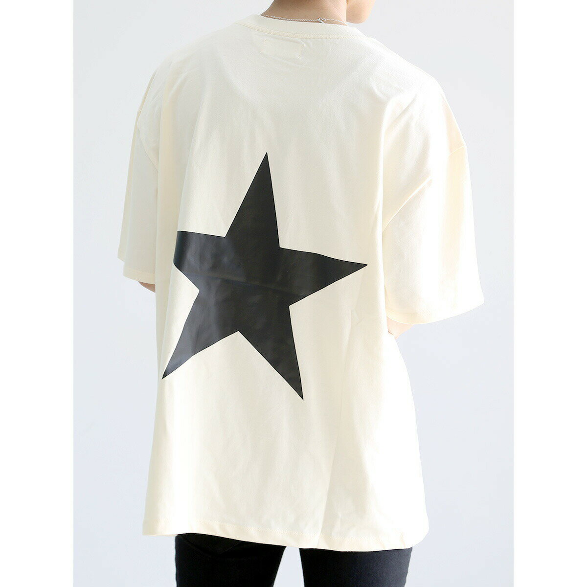 送料無料 トップス FEAR OF GOD FOG ESSENTIALS フィアオブゴッド エッセンシャルズ COMPLEX CON STAR PRINT S/S TEE / クリーム 返品交換不可