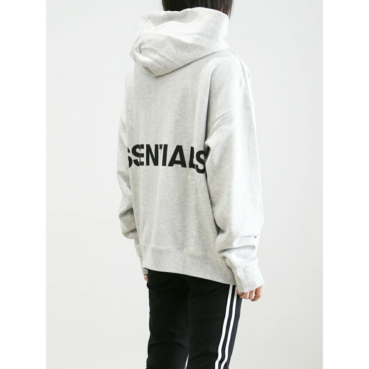 送料無料 トップス FEAR OF GOD FOG ESSENTIALS フィアオブゴッド エッセンシャルズ BACK LOGO HOODIE / グレー 返品交換不可