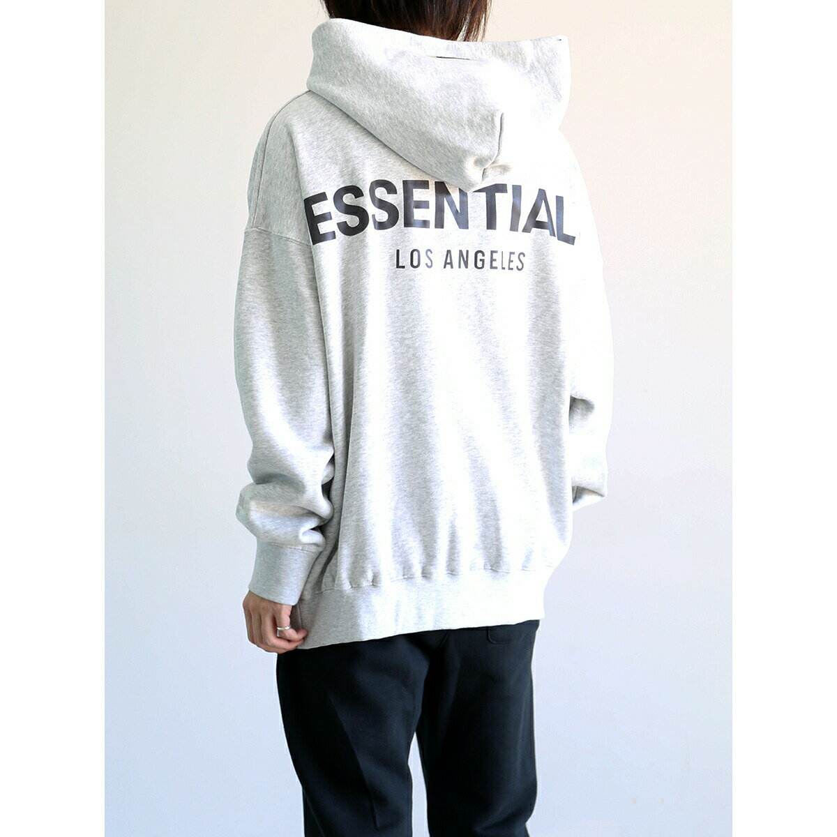 送料無料 トップス FEAR OF GOD FOG ESSENTIALS フィアオブゴッド エッセンシャルズ LOS ANGELES限定 PULLOVER HOODIE REFLECTOR / グレー 返品交換不可