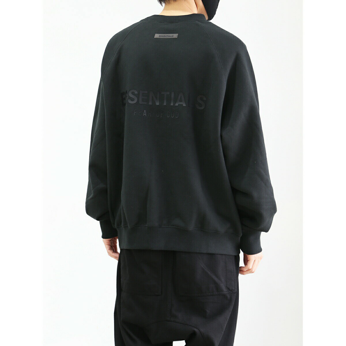 Rakuten - 送料無料 トップス FEAR OF GOD FOG ESSENTIALS フィアオブゴッド エッセンシャルズ 21SS BACK LOGO SWEAT (RUBBER) / ブラック 返品交換不可