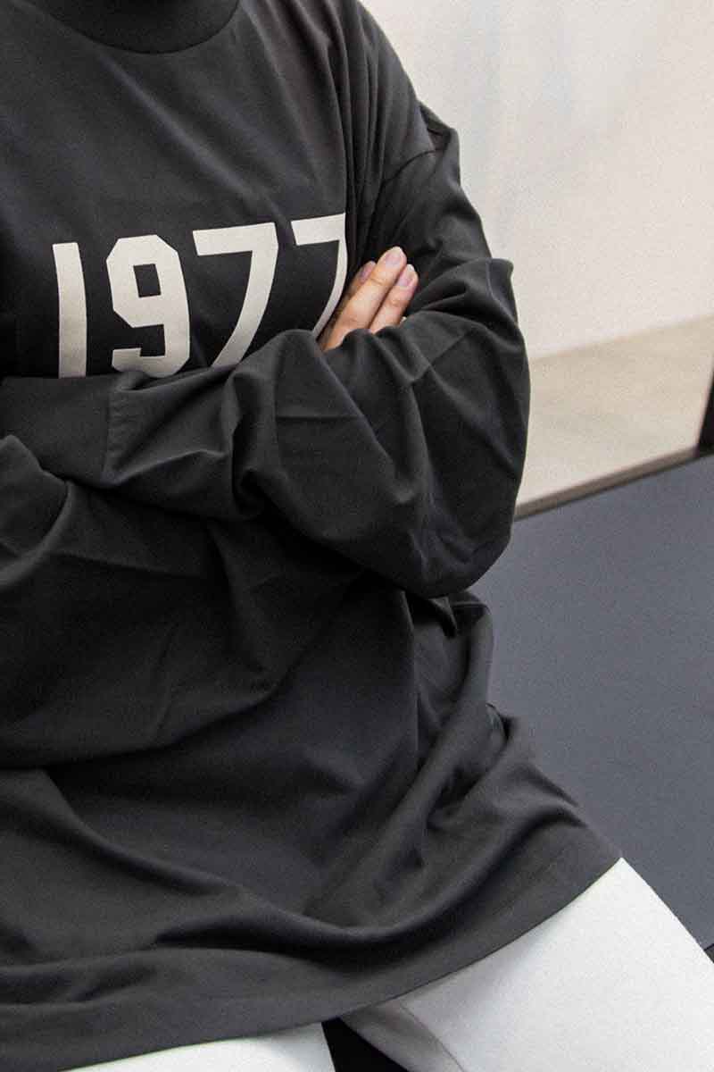 送料無料 トップス FEAR OF GOD FOG ESSENTIALS フィアオブゴッド エッセンシャルズ 1977 L/S TEE / アイアン 返品交換不可