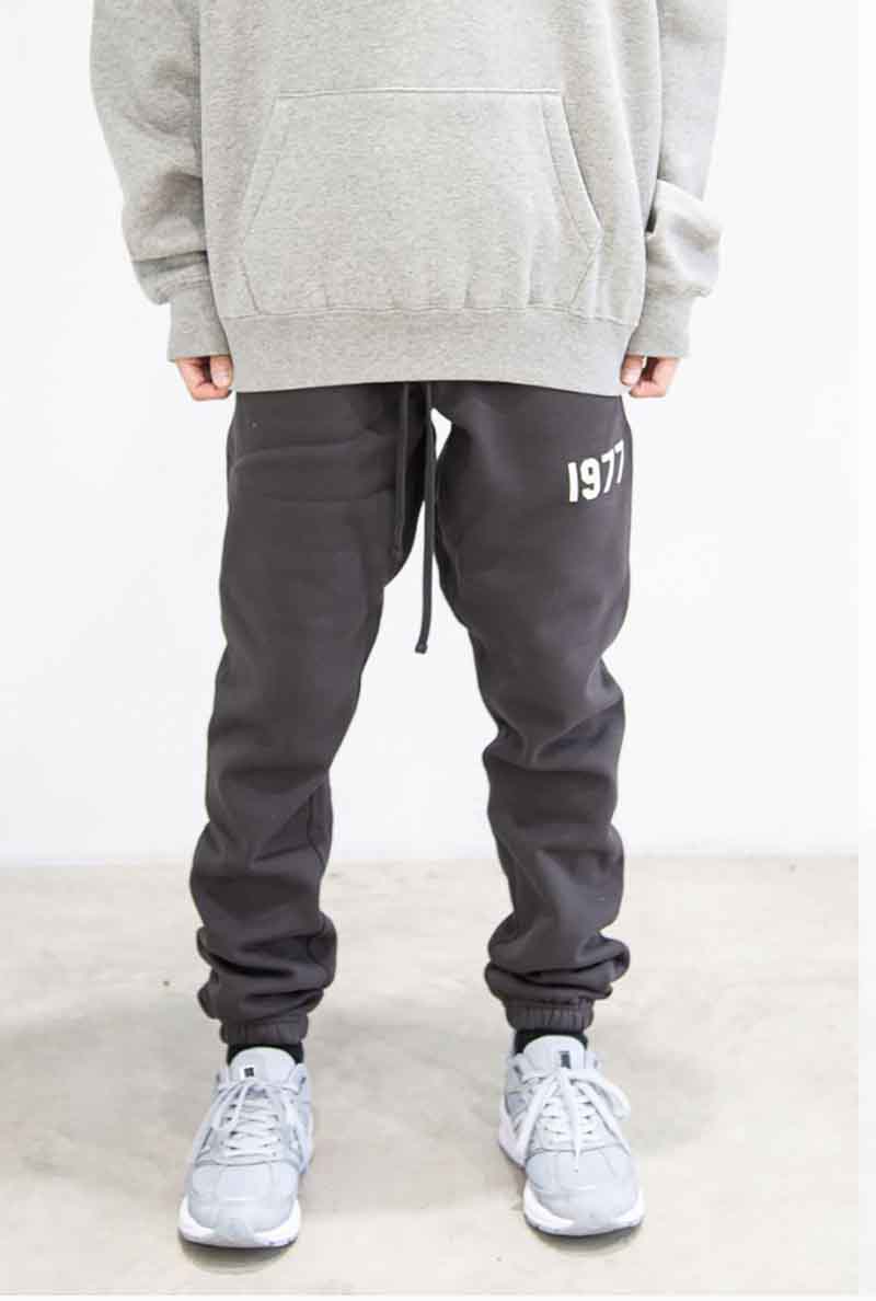 Rakuten - 送料無料 ボトムス FEAR OF GOD FOG ESSENTIALS フィアオブゴッド エッセンシャルズ 1977 SWEAT PANTS / アイアン 返品交換不可