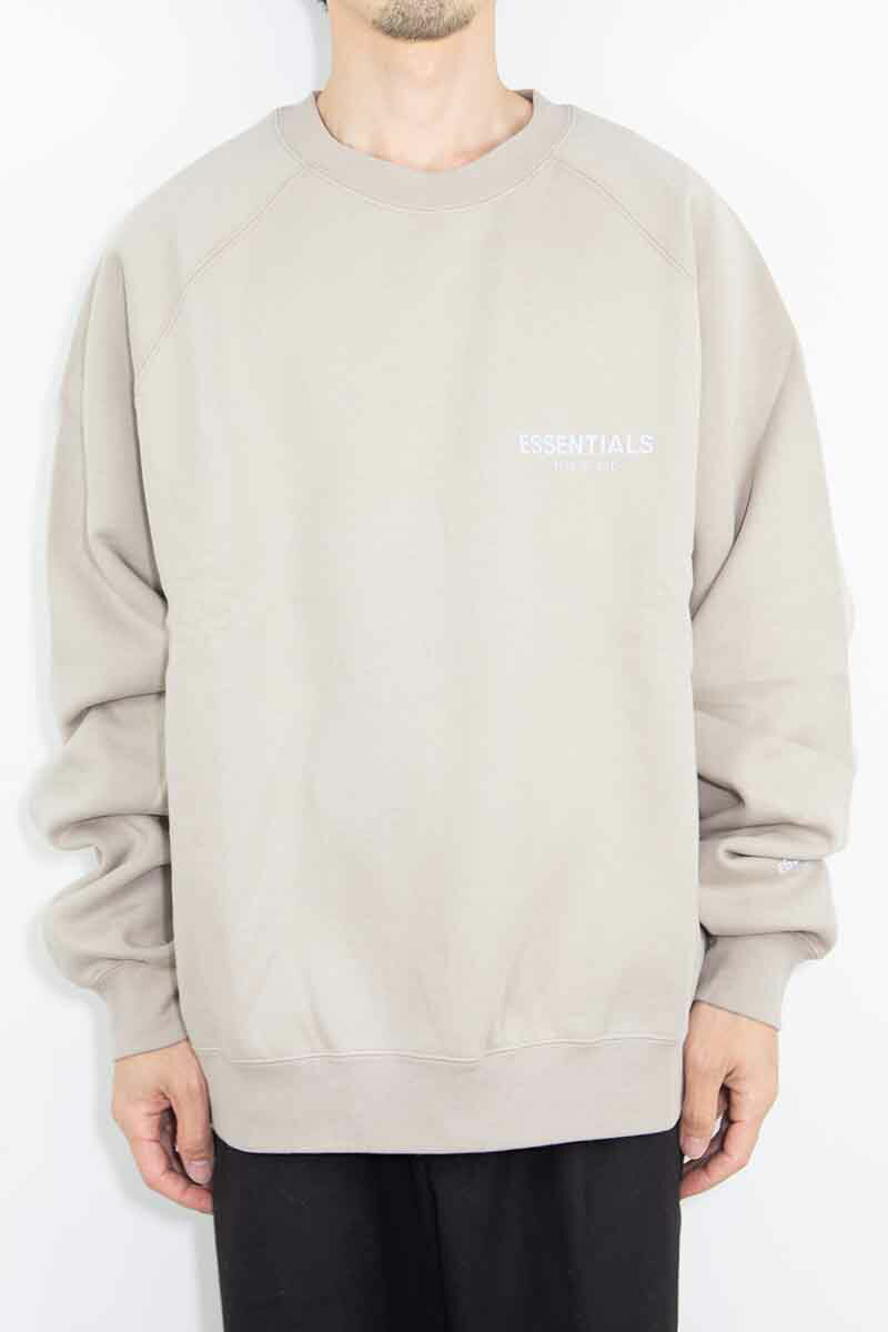 送料無料 トップス FEAR OF GOD FOG ESSENTIALS フィアオブゴッド エッセンシャルズ 21FW ONE POINT LOGO CREW SWEAT / タン 返品交換不可