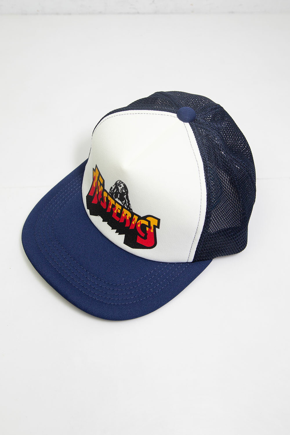 商品説明 定番のトラッカー型メッシュキャップ。 BAD ASSロゴをファイヤーフレームに仕上げた、インパクトのあるデザイン。 後ろに備えたアジャスターでサイズ調節が可能。　　