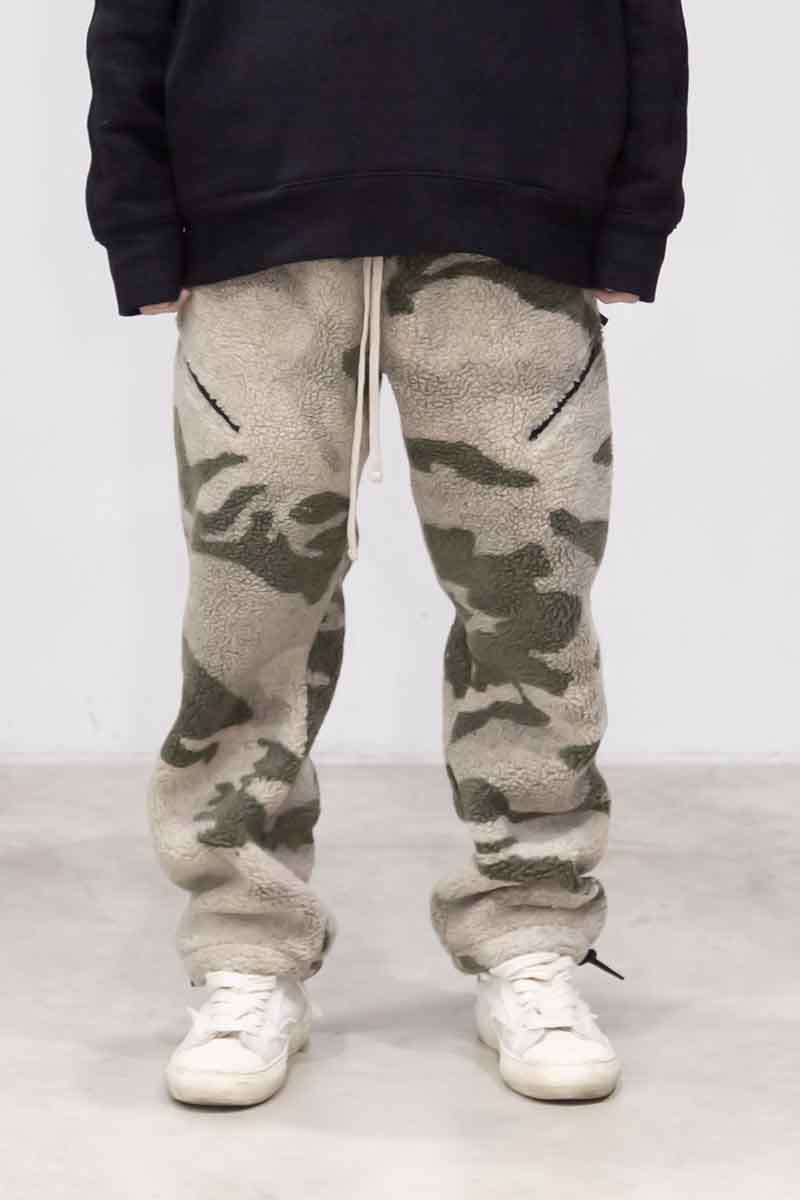 樂天商城 - 送料無料 ボトムス FEAR OF GOD FOG ESSENTIALS フィアオブゴッド エッセンシャルズ FLEECE PANTS / カモ 返品交換不可