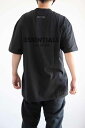  gbvX FEAR OF GOD FOG ESSENTIALS tBAIuSbh GbZVY 22SS BACK LOGO S/S TEE / Xgb` ԕis