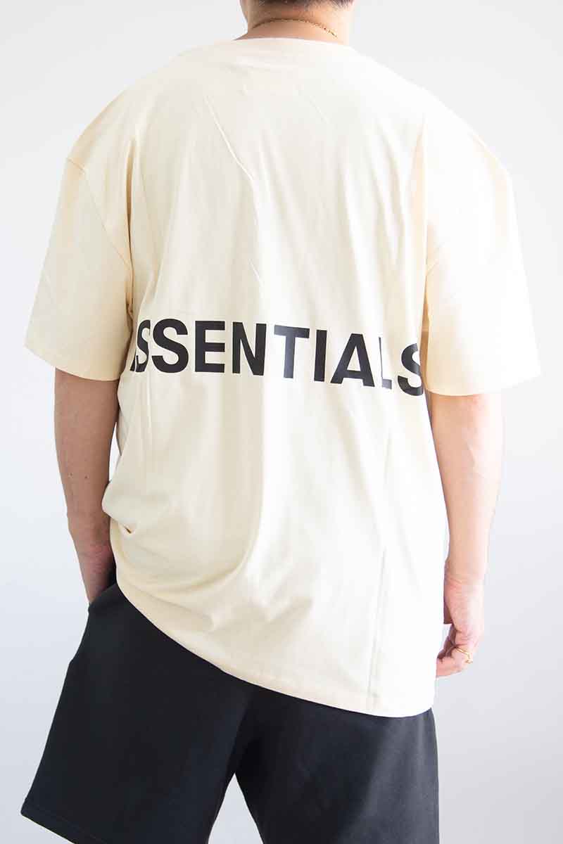 樂天商城 - セール商品 30%OFF トップス FEAR OF GOD FOG ESSENTIALS フィアオブゴッド エッセンシャルズ BACK LOGO S/S TEE / クリーム 返品交換不可