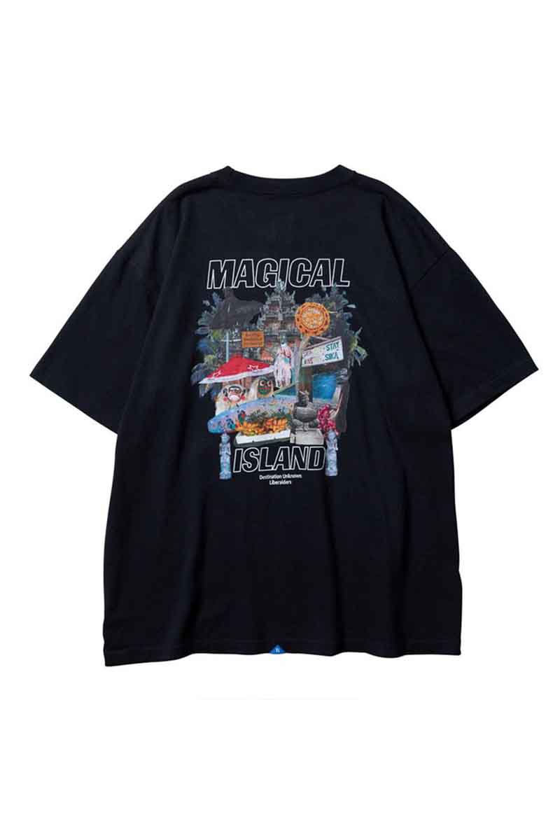 商品説明 6.2ozの天竺を使用したS/S TEE。 標準的な程よいワンウォッシュ加工。 【MAGICAL ISLAND】＝不思議な島の文字と共にバリの風景をコラージュしたグラフィックがプリントされています。 サイズ(採寸)情報 サイズ着丈肩幅身幅袖丈 M68.049.555.022.0 L70.053.560.023.0 XL73.059.065.024.0 単位：cm公式の数値です。多少の誤差はご了承ください。　　