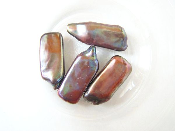 クリスマス向き【淡水パール　(縦ビワ・ブラウン染)】サイズ・18～20mm × 8～10mm／1ヶ