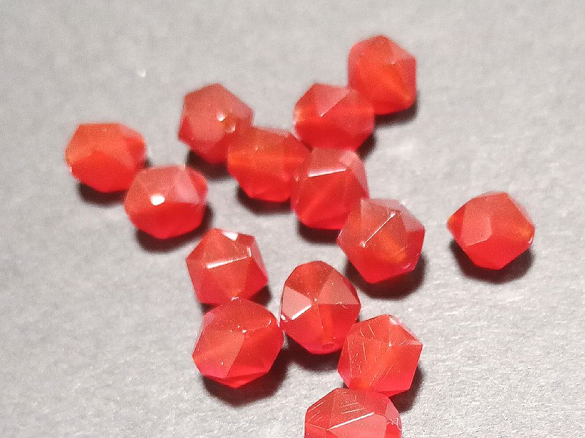 【レッドアゲート／赤瑪瑙　(ラフカット)】サイズ・約8mm／3ヶ