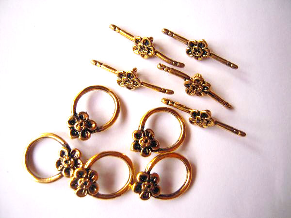 【ピューター(合金)パーツ】花マンテル留具(金古色)/1セット