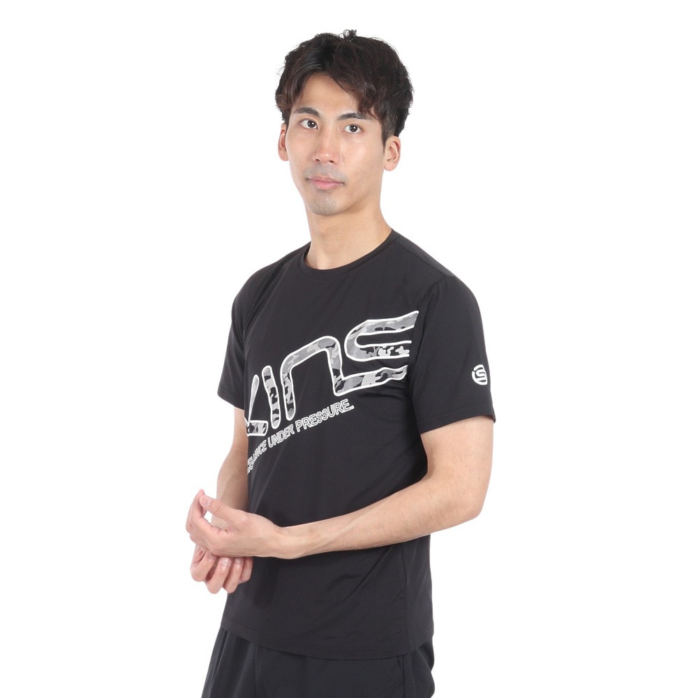 ●素材:ポリエステル90%/ポリウレタン10%【実寸サイズ】●Mサイズ詳細:【着丈】61cm 【肩幅】41cm 【身幅】50cm 【袖丈】22cm●Lサイズ詳細:【着丈】64cm 【肩幅】44cm 【身幅】53cm 【袖丈】22.5cm●LLサイズ詳細:【着丈】67cm 【肩幅】46cm 【身幅】56cm 【袖丈】23cm●中国製●UVケア●吸水速乾●ランニングに最適な軽量ポリエステル、ビックSKINSロゴを迷彩で大胆に斜めにプリントしたインパクトあふれるランニングTシャツです。左袖山の〇Sマークは再帰反射プリントで、夜間の視認性を向上させています。【ナビゲーターコメント/男性ナビゲーターM】SKINSならではの、とてもしなやかなで軽い触感のTシャツです。【商品の購入にあたっての注意事項】※弊社独自の採寸・計量方法により計測を行っておりますため、多少の誤差が生じる場合がございます。※総柄の商品については、生地の裁断箇所により、商品一点ごとにパターン(柄)が異なる場合がございます。そのため、掲載画像とはパターンの位置や内容が異なるものがありますが、商品自体の仕様の相違には該当いたしません。※一部商品において弊社カラー表記がメーカーカラー表記と異なる場合がございます。※ブラウザやお使いのモニター環境により、掲載画像と実際の商品の色味が若干異なる場合があります。※掲載の価格・製品のパッケージ・デザイン・仕様について、予告なく変更することがあります。あらかじめご了承ください。